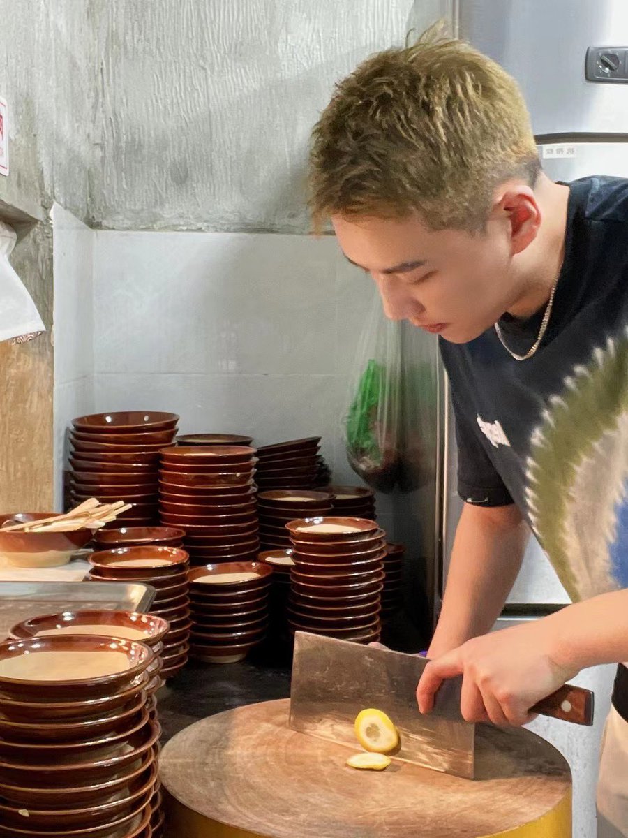 pla7722387's tweet photo. 会做饭的男孩子都很帅哦。#北京MB #北京同志Spa #北京同志会所 #sm #北京spa #北京兼职  微信：pla772233ss https://t.co/20aa3JStsR