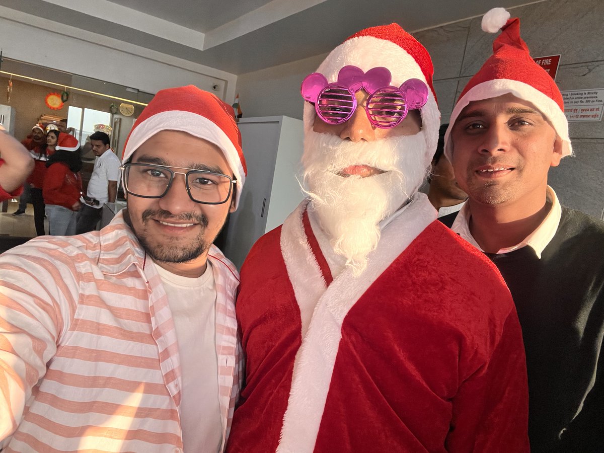 itcubebpo's tweet image. ITCubians welcomed ‘Santa’ with loads of fun and Joy! Wished one and all great success in Health and Prosperity! Secret Santa Games [ Gifting] played at the workplace making the evening a memorable one.

#itcube #itcubebpm #corporatelife #workplacefun #christmas2022 #celebrations
