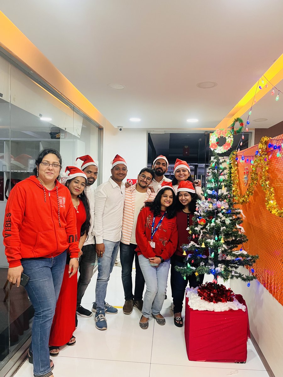 ITCubesolution's tweet image. ITCubians welcomed ‘Santa’ with loads of fun and Joy! Wished one and all great success in Health and Prosperity! Secret Santa Games [ Gifting] played at the workplace making the evening a memorable one.

#itcube #itcubebpm #corporatelife #workplacefun #christmas2022 #celebrations
