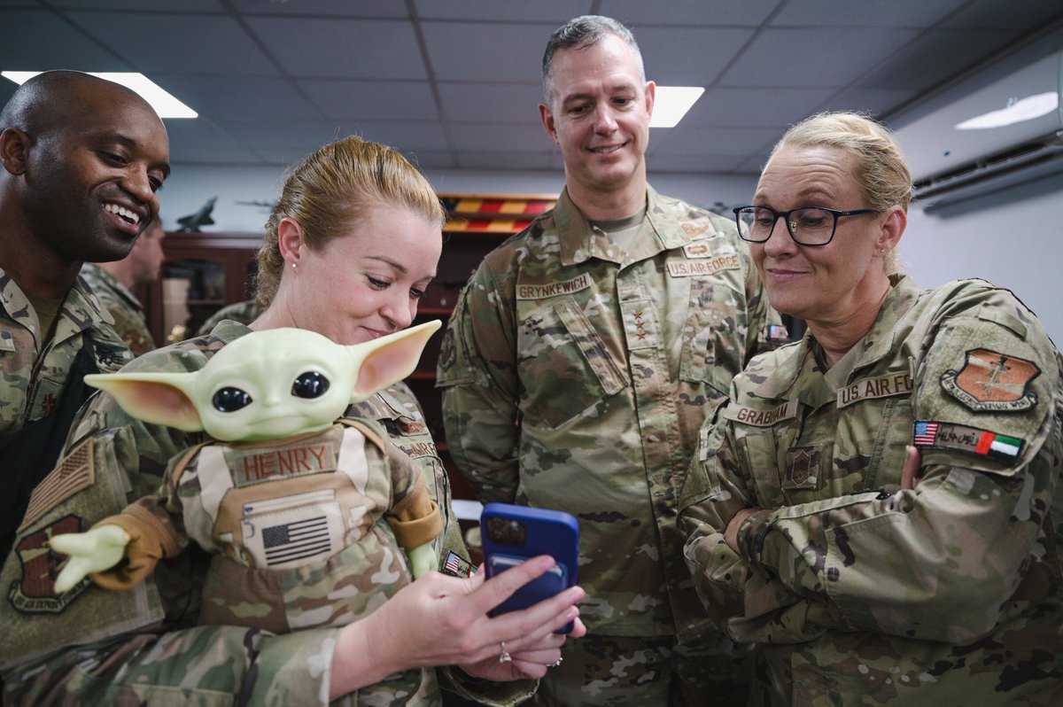 USAFCENT's tweet image. #wingwednesday #valueeveryone

In Oct, @USAFCENT commander Lt. Gen. Grynkewich and command chief CMSgt. Kati Grabham visited the @380AEW  at Al Dhafra Air Base in Abu Dhabi, UAE to meet w/ deployed Airmen and see how they contribute to the AFCENT mission. 

@CENTCOM