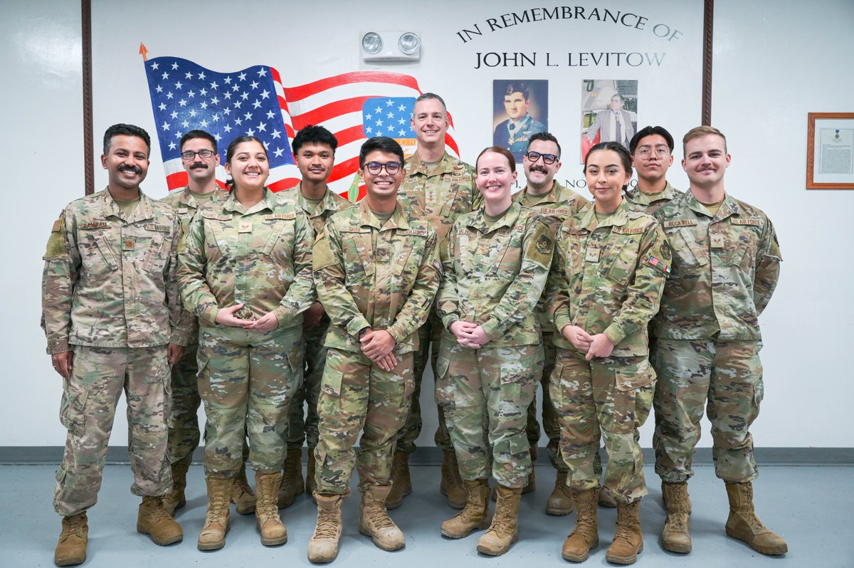 USAFCENT's tweet image. #wingwednesday #valueeveryone

In Oct, @USAFCENT commander Lt. Gen. Grynkewich and command chief CMSgt. Kati Grabham visited the @380AEW  at Al Dhafra Air Base in Abu Dhabi, UAE to meet w/ deployed Airmen and see how they contribute to the AFCENT mission. 

@CENTCOM