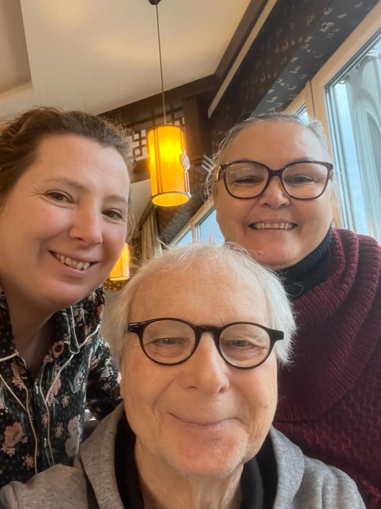 wellernadir's tweet photo. ESTAMOS TODOS SÓ CAMINHANDO UM COM O OUTRO PARA CASA.  ❤️

Nosso Natal apoiando e registrando esse momento com meu marido Jüergen que tem câncer metastático e sua filha Nina em Rosenheim.  #cancros #natal
 #Familycaregiver
 #Hsupportnetwork #FériasdeNatal https://t.co/Av9yu0DLBQ