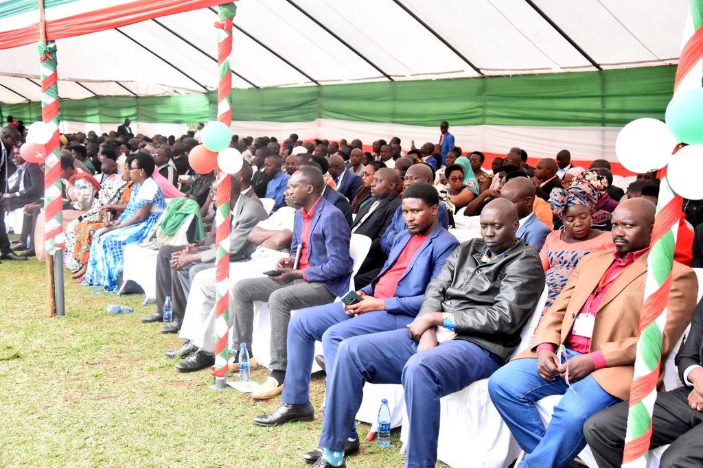 T_argos's tweet photo. Dans son homélie de ce 27 décembre 2022 au cours de la croisade d’action de grâce qui se tient à #Vumbi en @KirundoProvince, past. Denise #Nkurunziza a rappelé au #Burundi-ais de bien servir leur pays et se hâter de faire du bien pour leurs prochains.
#Abatwip https://t.co/VBH5vAlueO