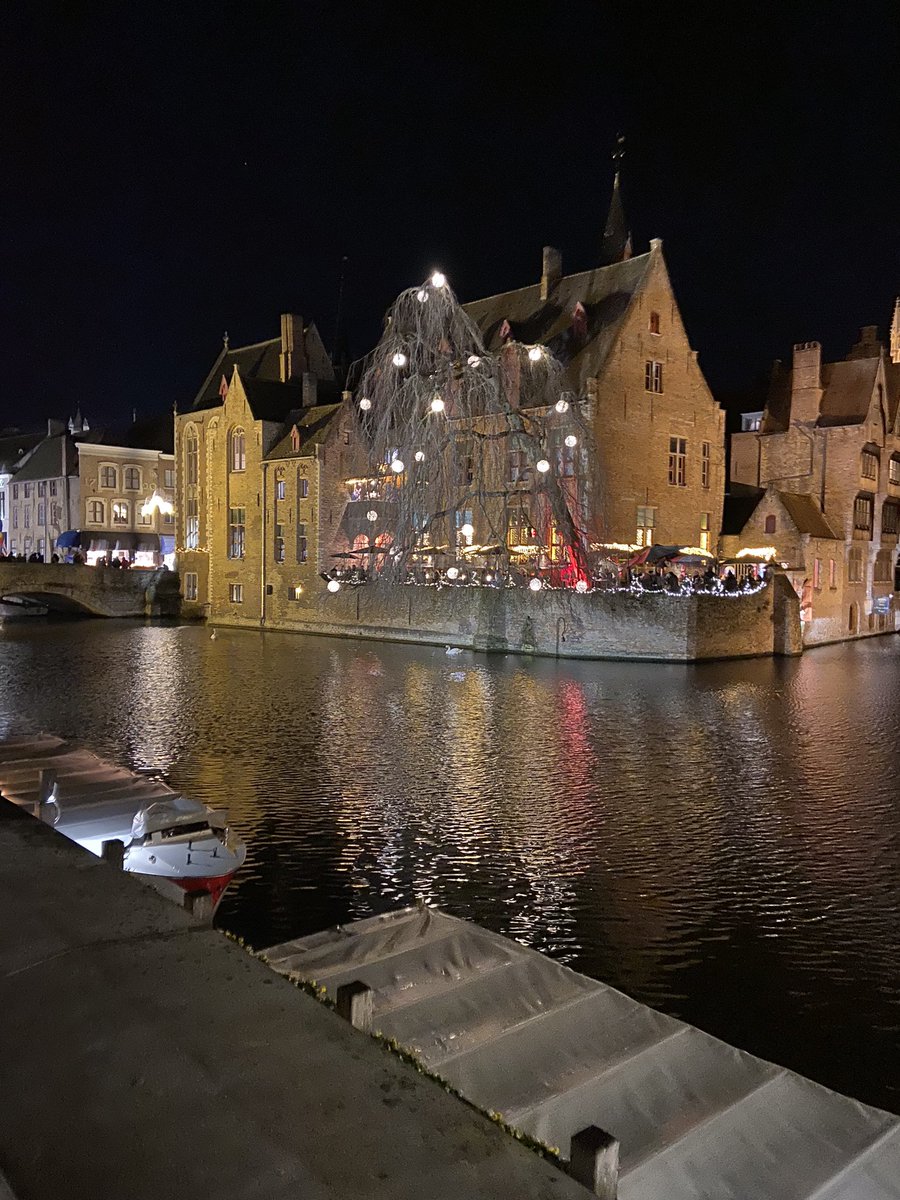 sarade_'s tweet photo. lo bonito que es Bélgica de noche :)) https://t.co/uKw55TCioq
