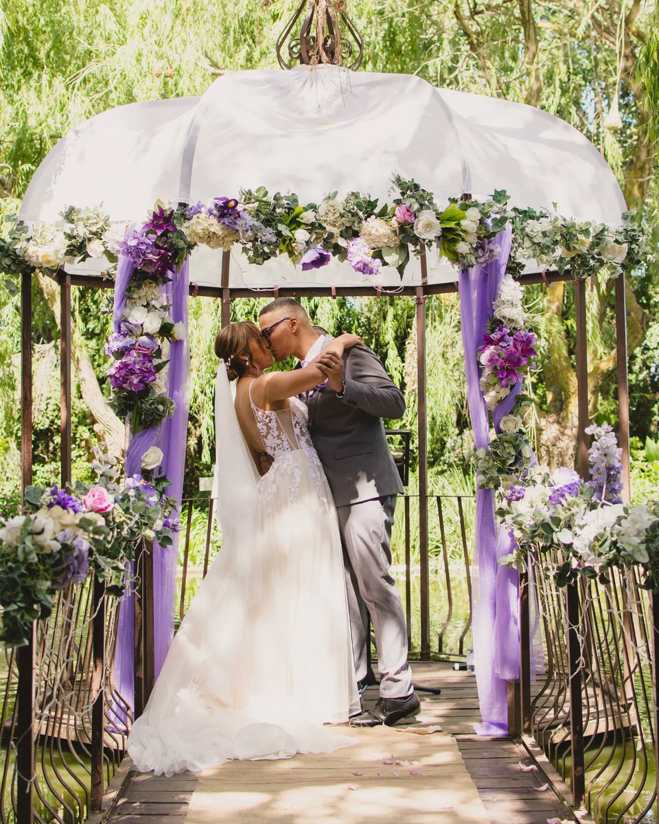 ParvenuPhoto's tweet photo. Is it a Monday? Is it a Wednesday? Legend says that nobody knows... but in the meantime, I'm still swooning over this first kiss😍 https://t.co/h2BnPW0TpE