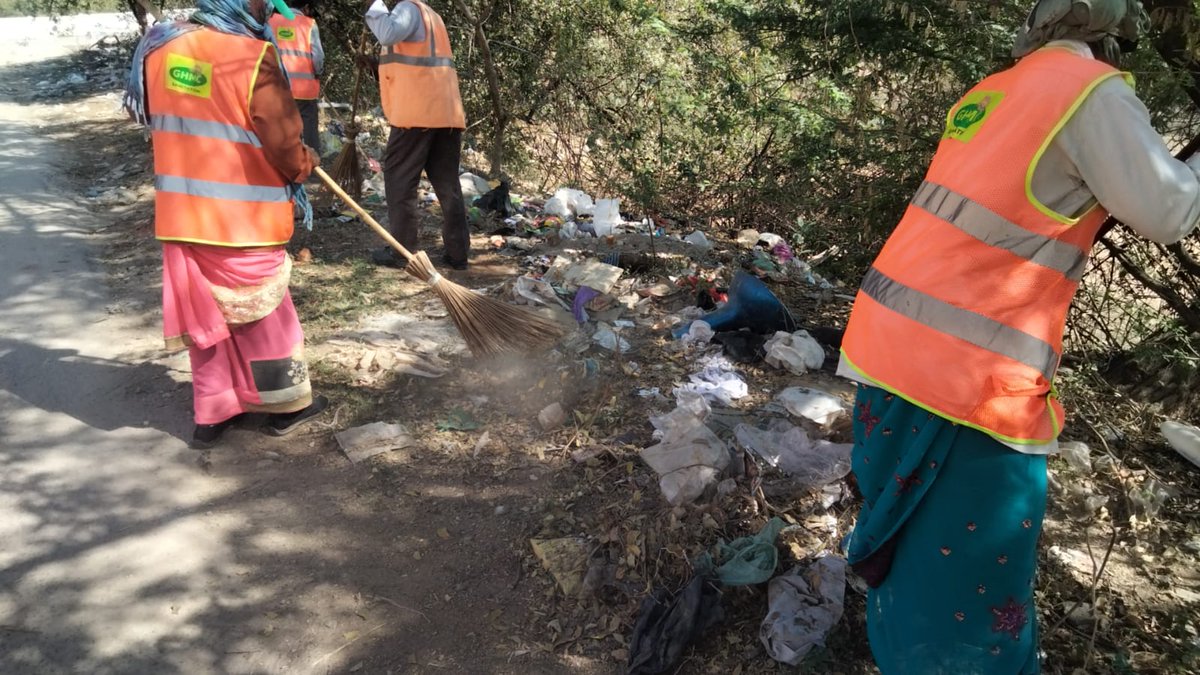 Veena_ES's tweet photo. @ApnaSecbad @GHMCOnline @ZC_Secunderabad Complaint Cleared by sanitation staff further any queries please do contact Sanitary Supervisor Nagaraju 9701362879 https://t.co/YBGrZdhEb5
