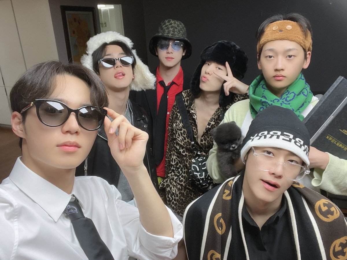 seokhwa_sz's tweet photo. #석화프메 #낑니버스
카메라가 없는데도 이러고 있었다니............
위아이 숙소에선 무슨 일이 벌어지고 있는걸까 https://t.co/Qsu2ZVmTFP
