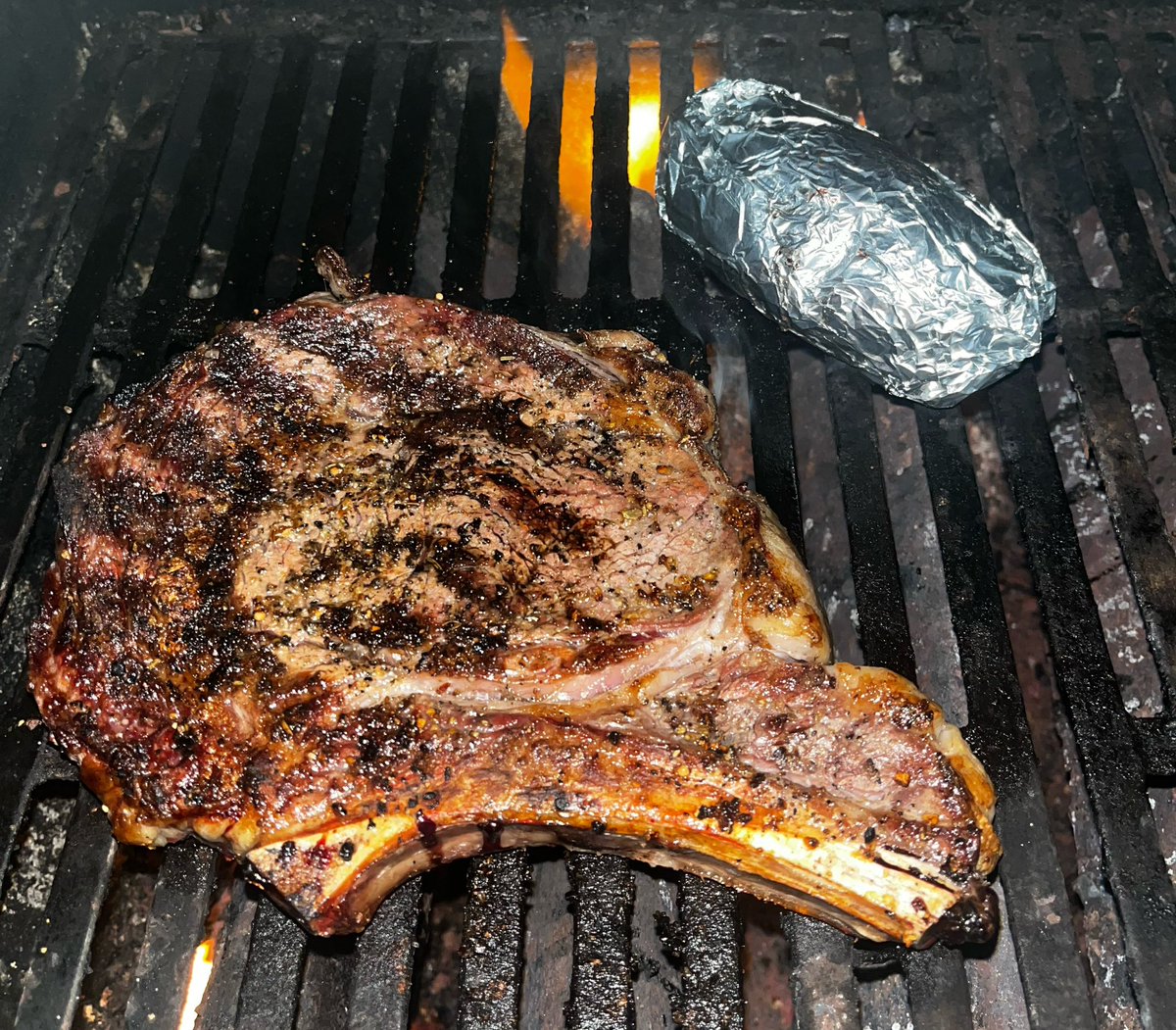 DaleEarnfart's tweet photo. Out in 20 degree weather grilling and listening to @shanedavisart cross that $200k threshold for #IngloriousRex2! I love #Comicsgate https://t.co/gIkNd4LP4m