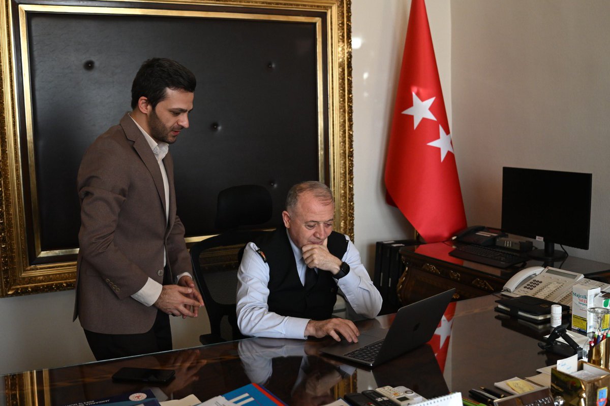 İstanbul Jandarma Komutanı Tümgeneral Yusuf Kenan Topcu, AA’nın “Yılın fotoğrafları” oylamasına katıldı.

<a href="/anadoluajansi/">Anadolu Ajansı</a> v.aa.com.tr/2774148