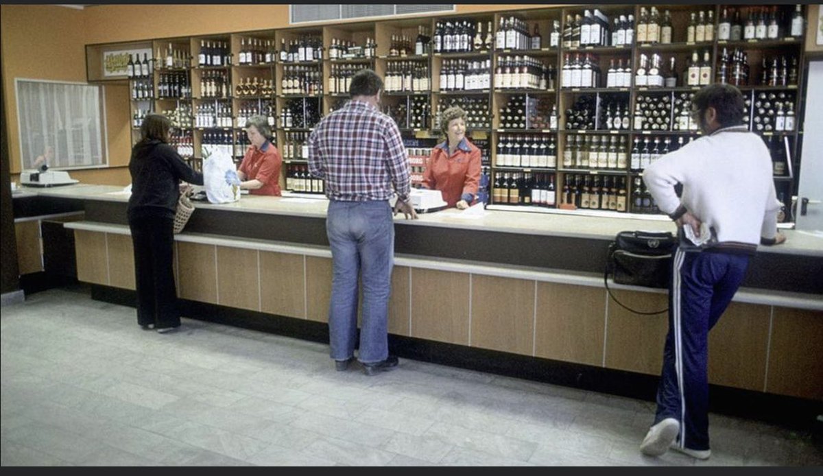 AaltonenHannu's tweet photo. Tätä nuoriso tiedä. Alkossa oli aikanaan palvelutiski. Kun pyysi Koskenkorvaa antoi myyjä sen takana olevasta hyllystä. ( Kuva postikorttien Turku FB) https://t.co/hcEGvtXyZY