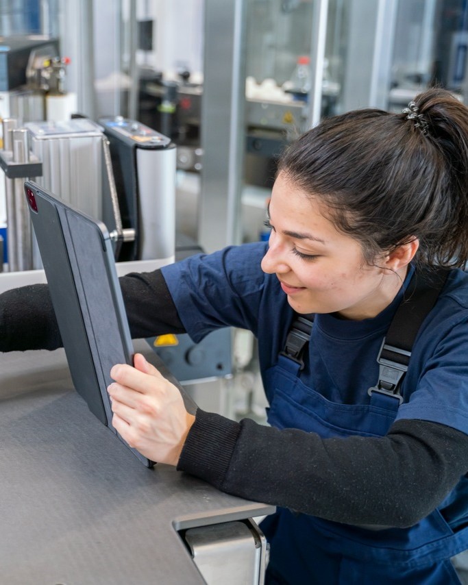 KronesAG's tweet photo. The #Krones Social Media Team is currently in a planned downtime! Meanwhile, our #LifeCycleService experts are working hard all year round to avoid any unexpected downtimes! So lean back and relax, you can count on us 24/7! #GermanBlingBling #KronesAG https://t.co/7bQpXZvMWK