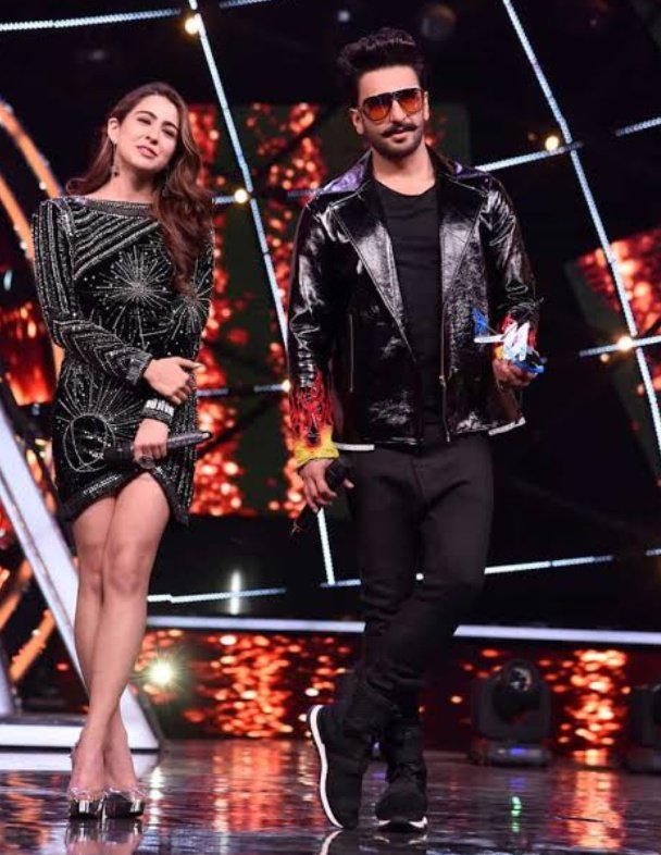 SharmaVarun2002's tweet photo. 🖤🖤🖤
#SaraAliKhan #RanveerSingh #RohitShetty
#4YearsOfSimmba https://t.co/gkcmxtGFzT