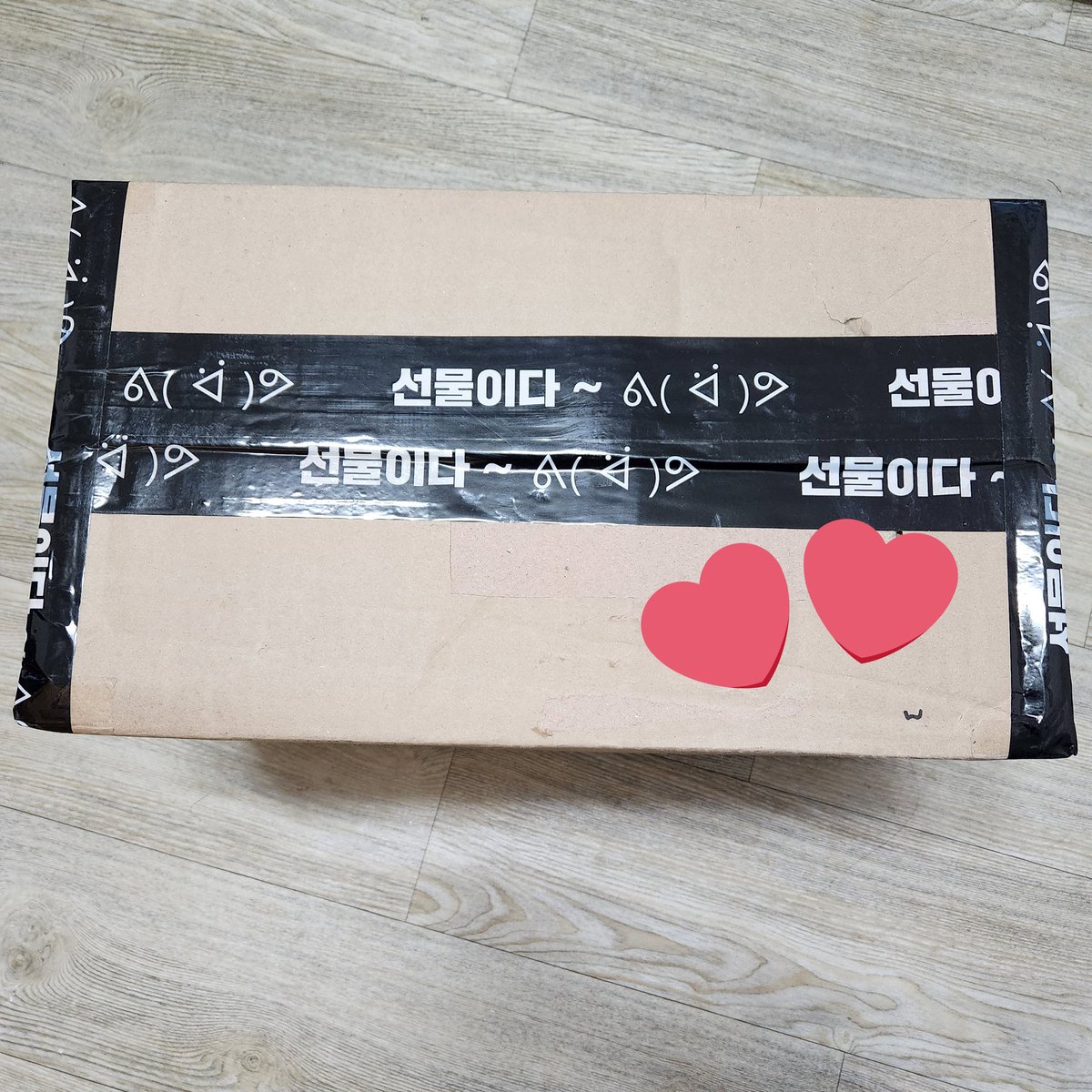 banhaerang's tweet photo. 드디어 도착했어!! 엄청난게 들어있다구요!
근데 사이즈가 많이 크네 ㅎㅎ

29일날 다들 기대해~
#이벤트 #굿즈가 #장패드 https://t.co/lhKTNG5T5t