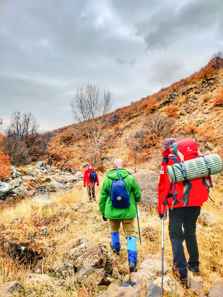 Ya karanlığa kızarsın ya aydınlığa yürürsün.