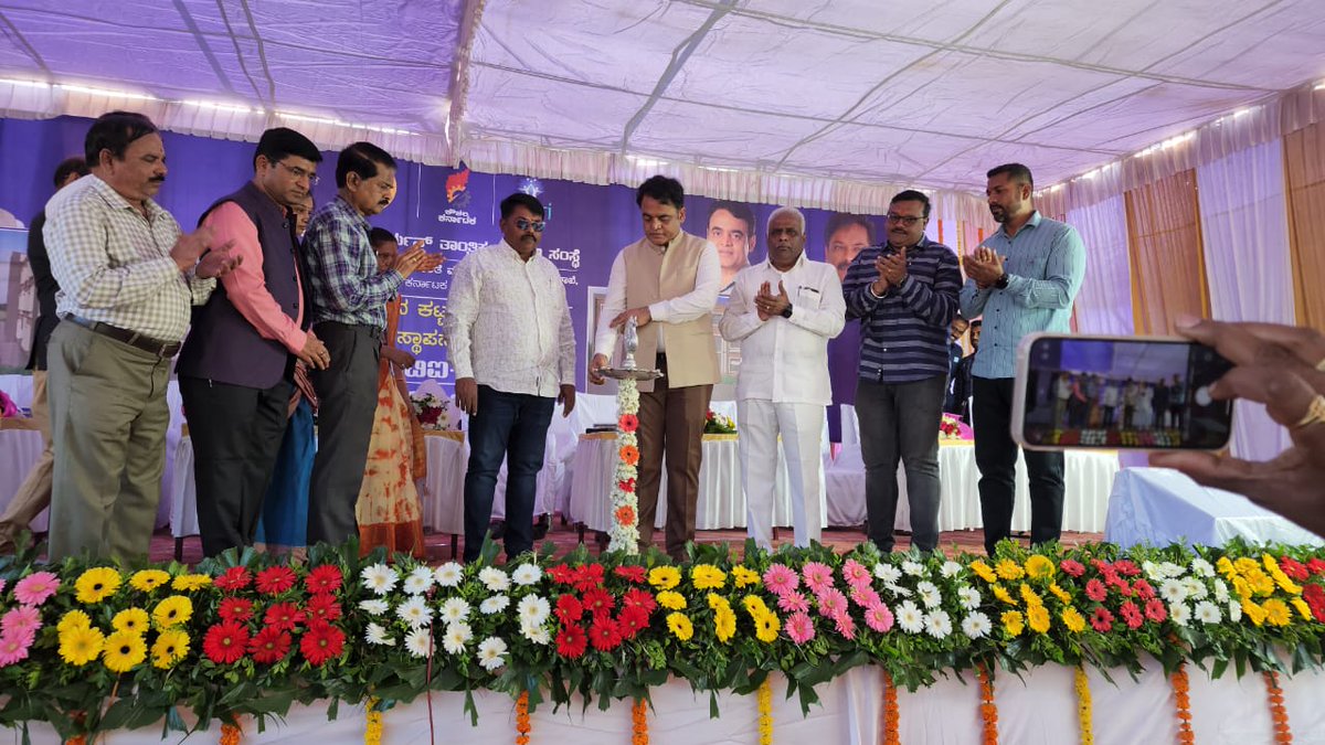drashwathcn's tweet photo. ಬೆಳಗಾವಿಯಲ್ಲಿ ಇಂದು ಕರ್ನಾಟಕ ಜರ್ಮನ್‌ ತಾಂತ್ರಿಕ ತರಬೇತಿ ಸಂಸ್ಥೆಯ(KGTTI) ನೂತನ ಕಟ್ಟಡ ನಿರ್ಮಾಣದ ಶಂಕು ಸ್ಥಾಪನೆ ನೆರವೇರಿಸಲಾಯಿತು.

ಕೈಗಾರಿಕಾ ವಲಯಕ್ಕೆ ಪೂರಕವಾದ ಬಹುಶಿಸ್ತೀಯ ವೃತ್ತಿಪರ ತರಬೇತಿ ಪಡೆಯಲು ನಮ್ಮ ಯುವಜನತೆಗೆ ಈ ಕೇಂದ್ರ ನೆರವಾಗಲಿದೆ.

#ಸುಶಾಸನಮಾಸ #GoodGovernanceMonth

1/2 https://t.co/LRkjTa2fOY