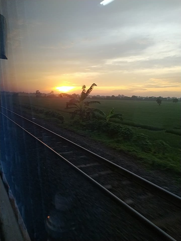 Moment view sunrise ternyata ga perlu naik KA Panoramik sing regane sayutoooo.....numpak sepur PSO wae wes iso kok om @endogpithik <a href="/CaloTerminl/">calo_terminal</a> <a href="/BisKota_/">orang pun datang dan akan kembali</a> wkwkwkwk