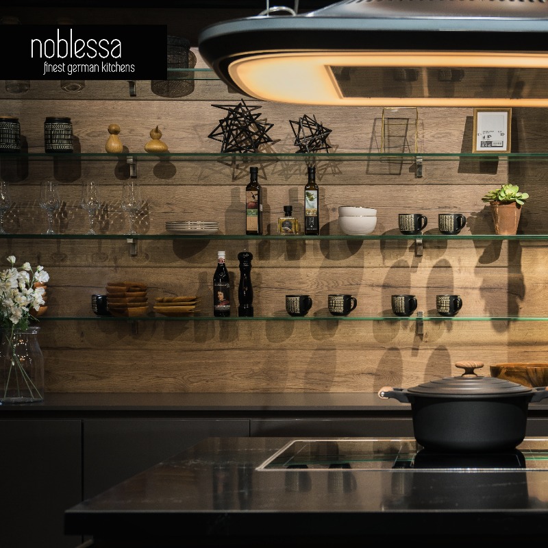 Noblessa_gcc's tweet photo. أرفف رفيعة مُضيئة وأسطح عمل داكنة قوية تضفي حيوية في كل مكان.

#noblessa