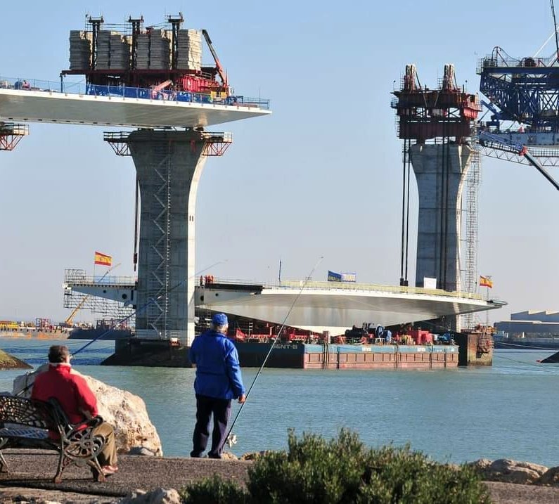 EulogioGarciaR's tweet photo. #BuenosDiasMundo
Finaliza sin incidencias el desmontaje del tramo movil del Puente Constitución 1812, para la entrada en varada del #msQueenElizabeth en @NavantiaOficial San Fernando.
Prevista la reposición y reanudación del tráfico en el puente en la mañana de hoy.
@DIARIOBC https://t.co/ci9DkMfMOa
