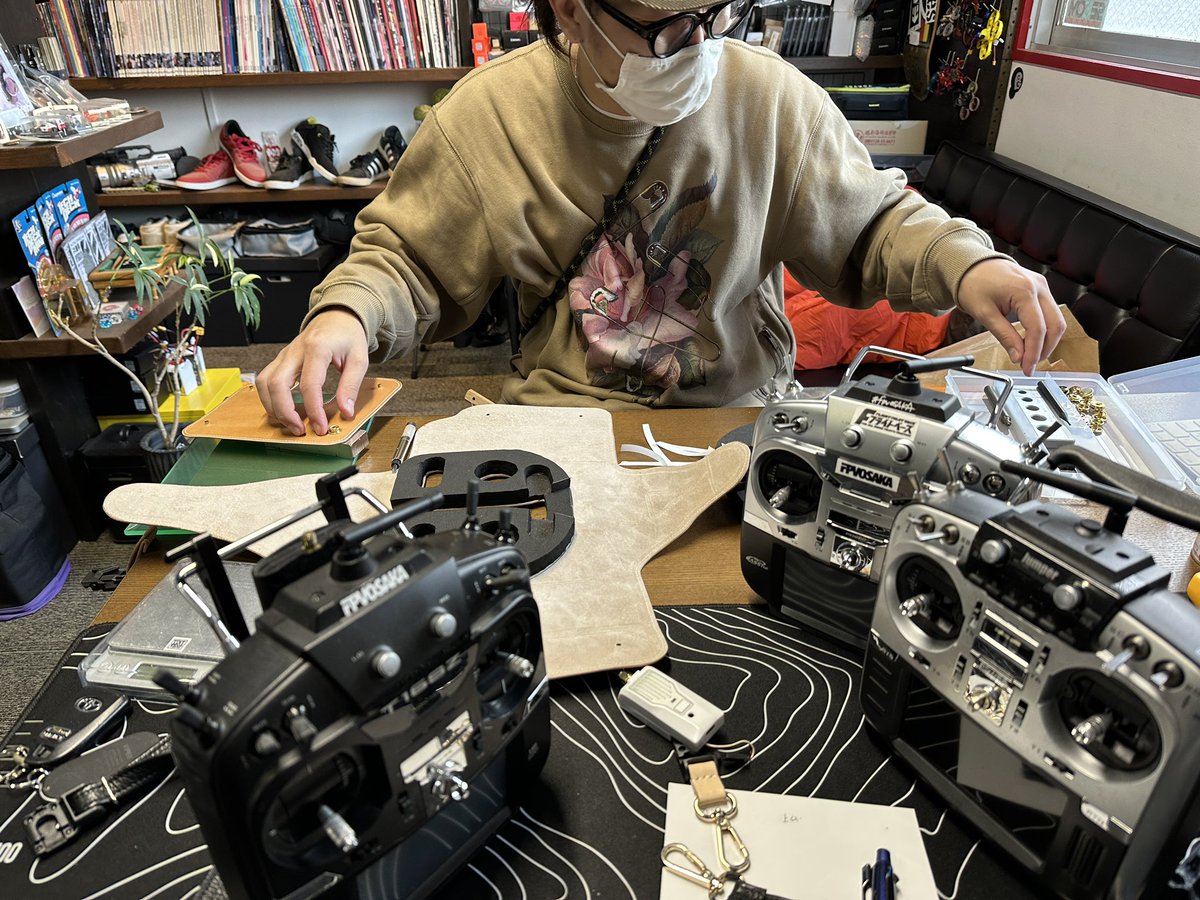 fpvosaka's tweet photo. プロポカバー打ち合わせ。今日でかなり煮詰まったです。来年春までには完成させます!
#プロポカバー #プロポ #Futaba #Jamper #Radiomster #fovosaka #FWATJP https://t.co/zbEMOckH0W