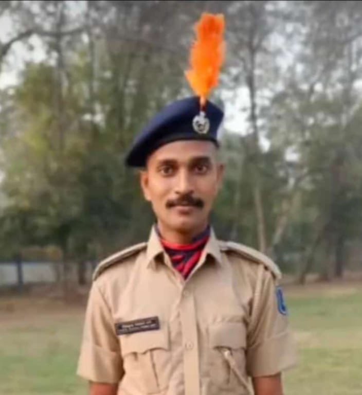 dgpgujarat's tweet photo. Sad to learn about demise of Lok rakshak Sailesh Bhema pagi Godhara A div ps in a road accident.May almighty God give strength to the family to bear this loss.Gujarat police stands by the family in this moment of sorrow.may his soul rest in peace.🙏🏻 https://t.co/i0artNyPCn