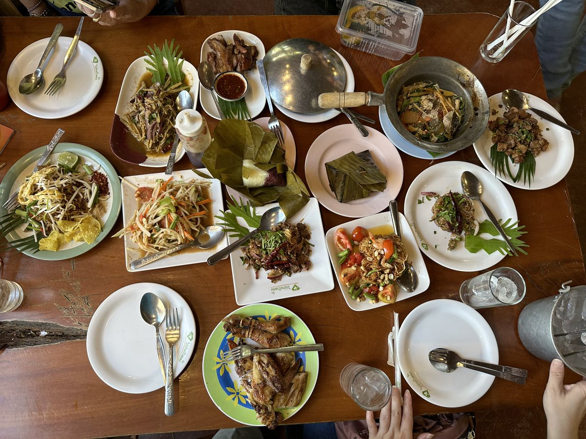 kafaak's tweet photo. มื้อเที่ยงทานช้าหน่อย แวะที่ร้าน #นิวบัวตอง #กุหลาบดอกใหม่ https://t.co/n1bTid9SaM หมดนี่ที่เห็นในรูป กิน 4 คนอิ่มประมาณ 1,000 บาท ราคาไม่แพงเลยจ้า อร่อยทุกอย่างด้วย พนักงานอัธยาศัยดี ใส่ใจดีด้วย เมื่อกี้เอาเก้าอี้มาเสริมให้ เพราะเห็นแม่ผมเอากระเป๋าถือวางอยู่บนพื้น #triptwt https://t.co/cahfgPkdme