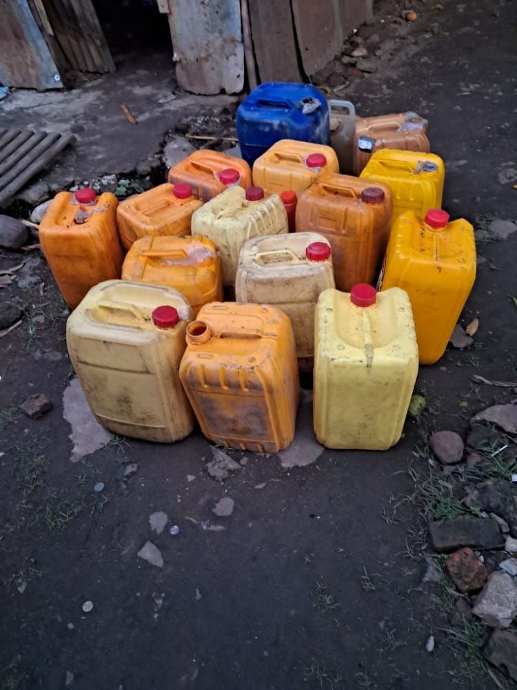 T_argos's tweet photo. Saisi de 17 bidons parmi lesquels 5 remplis, du carburant dans un ménage de la zone @Nyakabiga_bi en @MairieBuja. Gervais #Ndihokubwayo chef de cette zone demande la vigilance de la population afin que les malfaiteurs soient dénoncés et punis.
#Burundi #Abatwip https://t.co/smdJWg8vXg