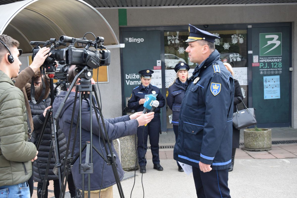 VedadPinjo's tweet photo. "Celebrate responsibly, celebrate without usage of firearms" &amp; "A gunshot is not music, a firearm is not a musical instrument"- key messages are reiterated to the media representatives as the awareness raising campaign unfolds in BiH. 🙏 to 🇩🇪🇬🇧🇫🇷🇸🇪🇳🇱🇳🇴&amp;🇪🇺 #Roadmap #ProjectPILLAR https://t.co/MFsDTbJEdl