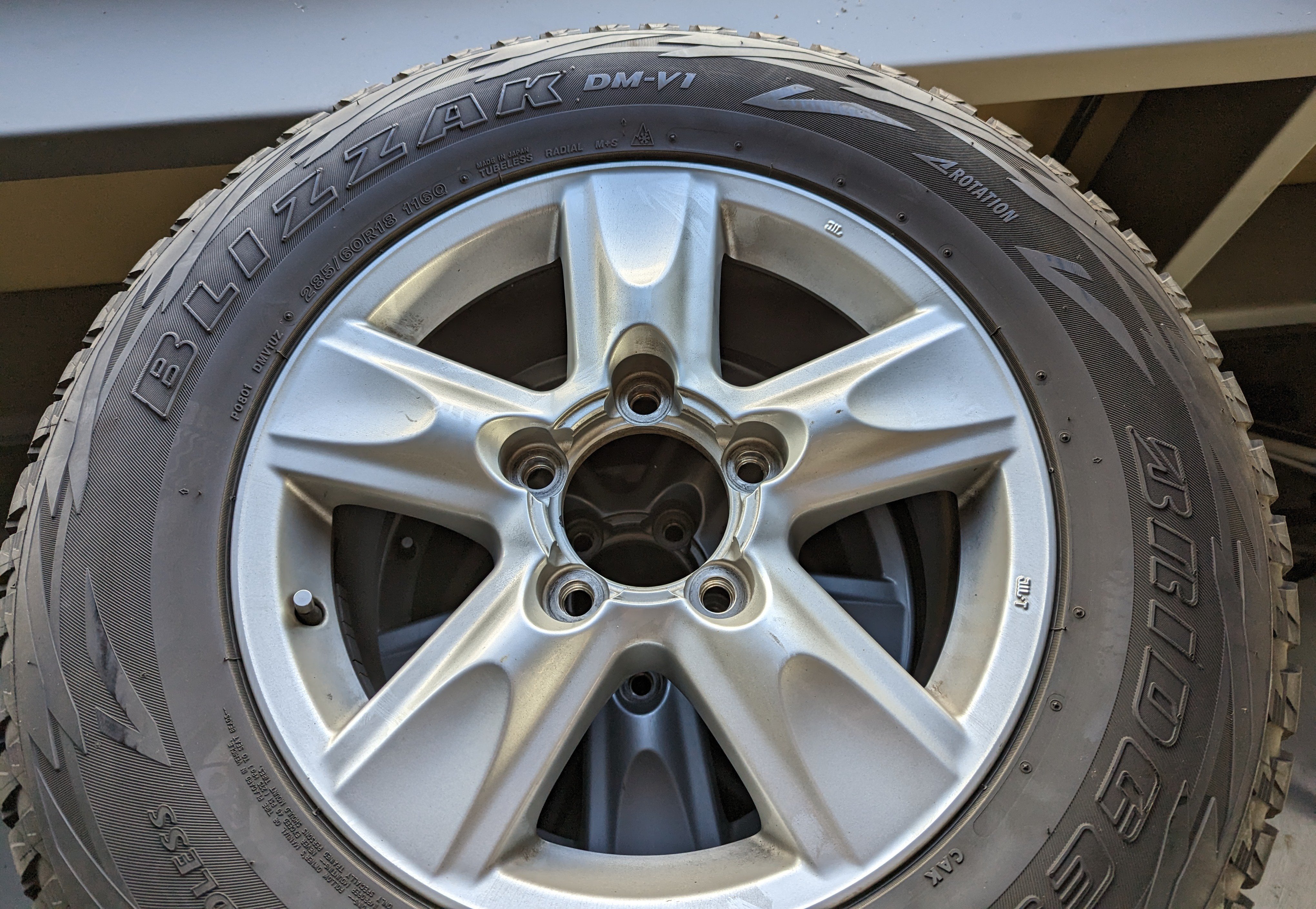 ランドクルーザー200 ランクル純正アルミ＋22年製スタッドレスタイヤ4