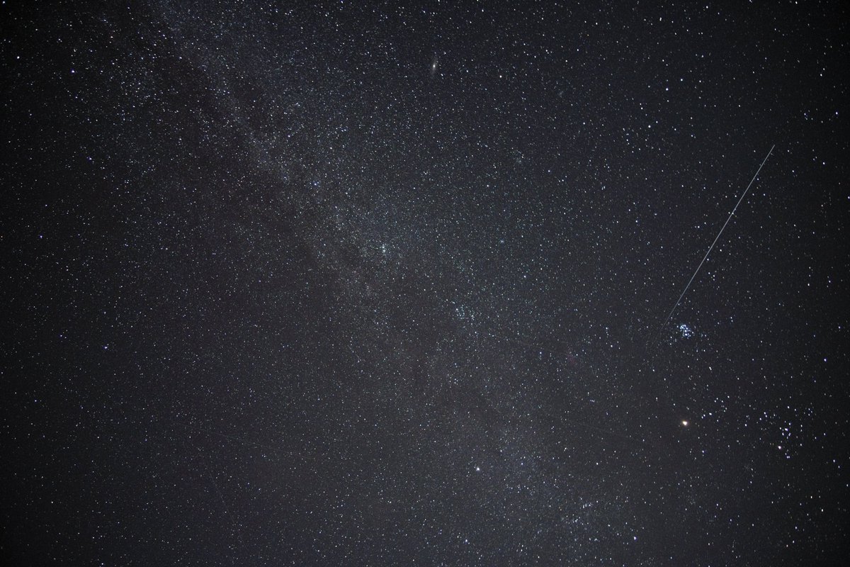 ximonarizko's tweet photo. Esne bidea Arbaiungo arroilatik,
#FujiXT2 kamera eta 12mm-ko angeluhandiarekin. Eskubi aldean #Perseidak (multzo urdina) eta azpian #Marte https://t.co/t3EBSpeUgR