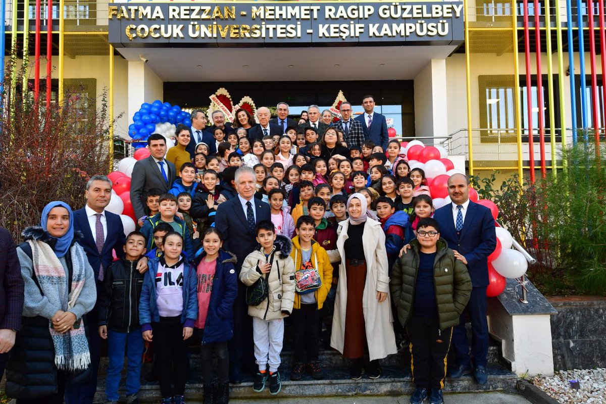 Geleceğin teknoloji yıldızlarını yetiştirecek ve Türkiye’nin ilk keşif kampüsü olma özelliğine sahip Fatma Rezzan- Mehmet Ragıp Güzelbey Çocuk Üniversitesi/Keşif Kampüsü’nün resmî açılışı gerçekleştirildi.

#BilimşehriGaziantep’e hayırlı olsun 👏