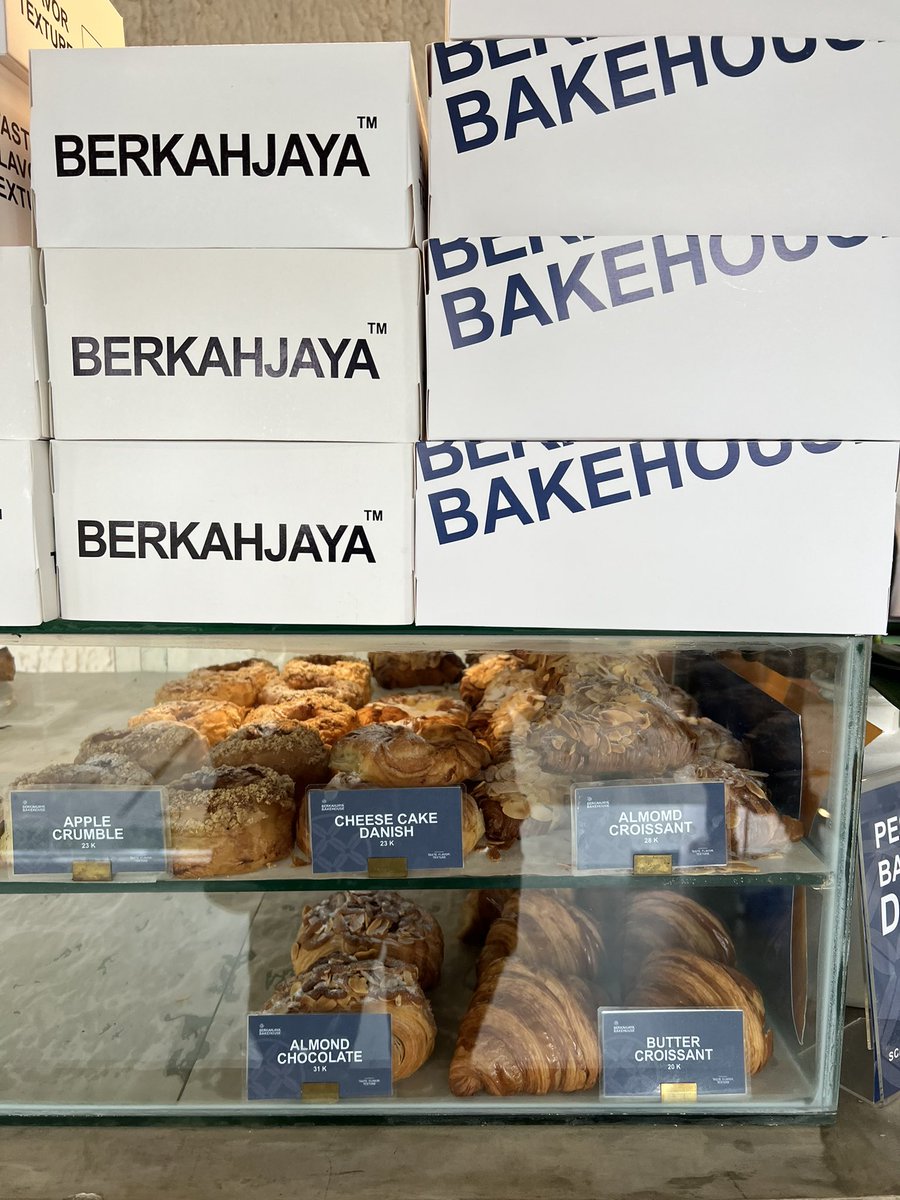 arievrahman's tweet photo. Main-main ke Cirebon, nemuin tempat ngopi ini, yang walaupun rada blusukan jalannya tapi kopinya serius, serta mereka jual pastry juga.

Namanya Berkahjaya Bakehouse, dengan konsep ngopi di hutan-hutan. https://t.co/YiY2N67evg