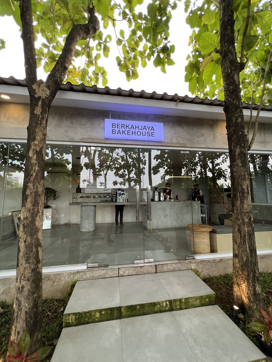 arievrahman's tweet photo. Main-main ke Cirebon, nemuin tempat ngopi ini, yang walaupun rada blusukan jalannya tapi kopinya serius, serta mereka jual pastry juga.

Namanya Berkahjaya Bakehouse, dengan konsep ngopi di hutan-hutan. https://t.co/YiY2N67evg