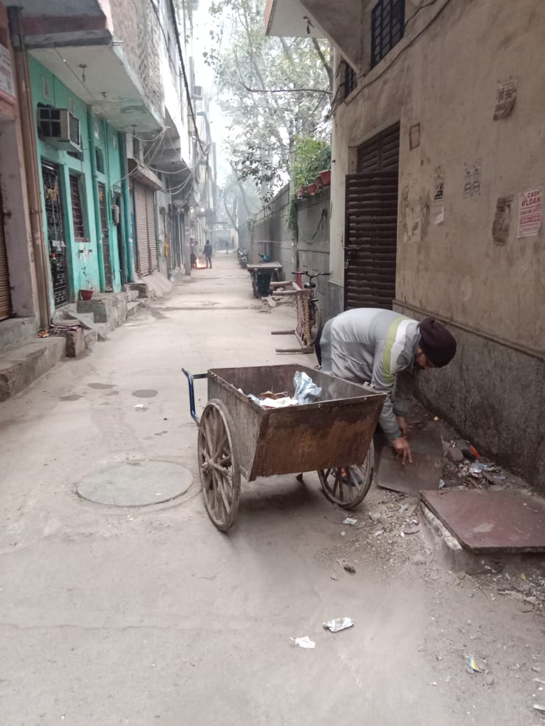MonikaDelhiBJP's tweet photo. पीरागढ़ी गांव #Ward48 में सफ़ाई कर्मचारी अपनी ड्यूटी पर मुस्तैदी से काम करते हुए |
मोनिका गोयल
निगम पार्षद 🙏
वार्ड 48 गुरु हरकिशन नगर 🇮🇳
@BJP4Delhi @OfficeofJPNadda
@Virend_Sachdeva
#मेरा_वार्ड_मेरी_ज़िम्मेदारी https://t.co/ldoJiJdzGw