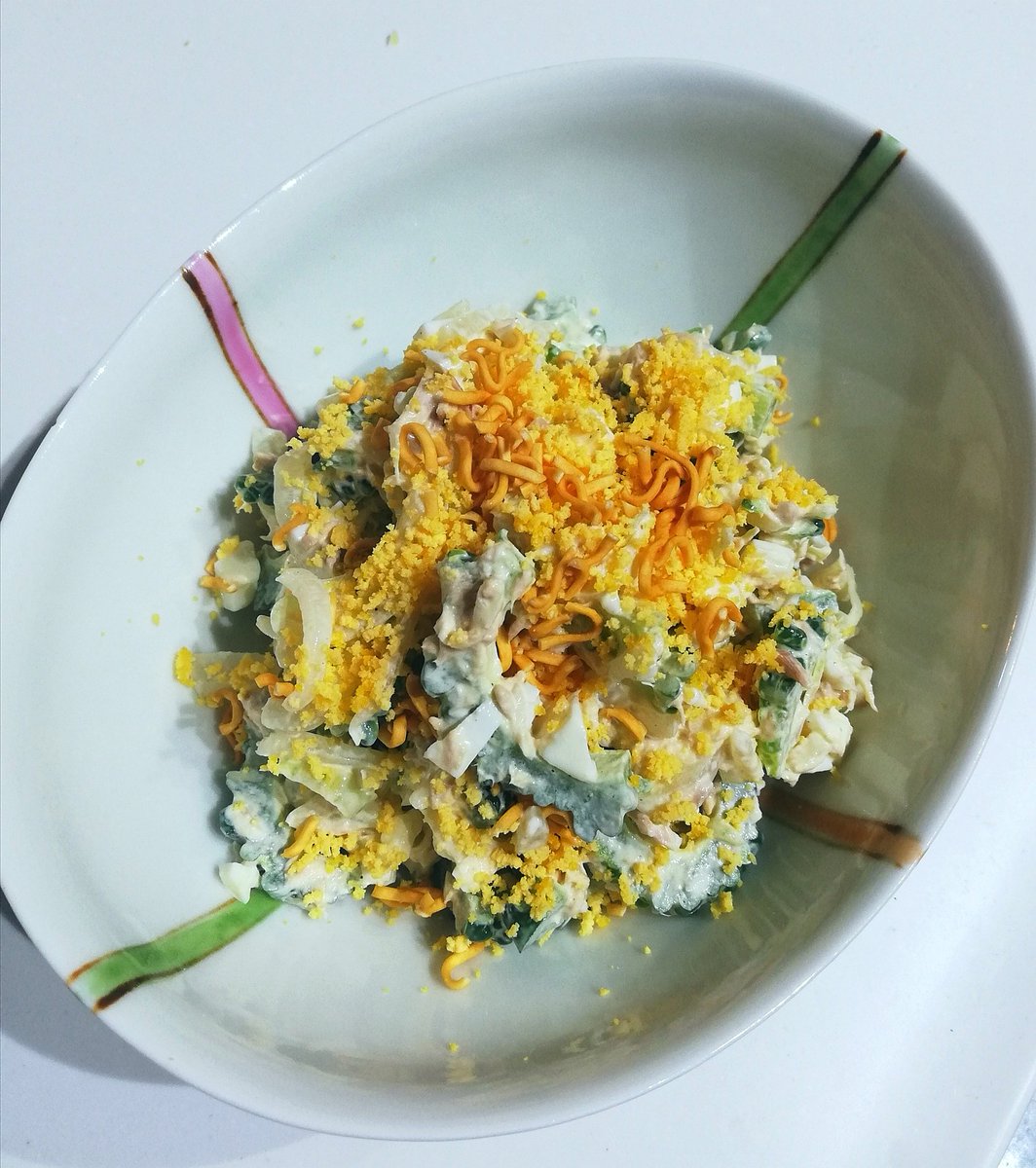 idecchikitchen's tweet photo. 『ベビースターマヨタマサラダ』
☆軽く塩茹でしたゴーヤと辛み抜きしたオニオン、油をきったツナ缶にマヨネーズ塩コショウで味付け！仕上げに細かい網でこした卵黄とベビースターラーメンを振りかけて完成🙏
#ゴーヤのサラダ　#ツナサラダ #簡単レシピ  #サラダ　#いでっちキッチン　#ベビースター https://t.co/EKL4KjEASw