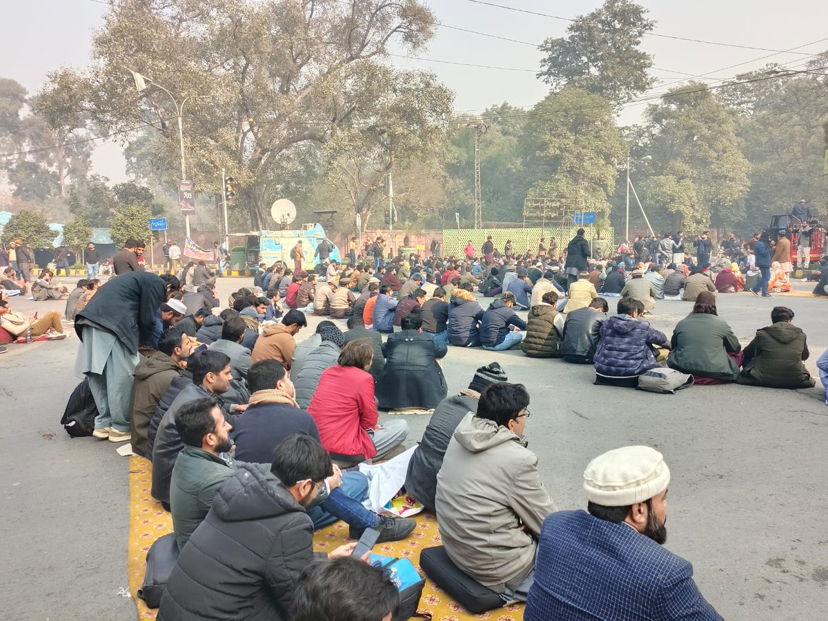AAPToba's tweet photo. Highlights of 2nd day at dharna

#TeachersProtestAtZamanPark
#RegulariseSSEsAEOs

@ChParvezElahi
@ImranKhanPTI
@mooniselahi https://t.co/lXjn9Vgorz