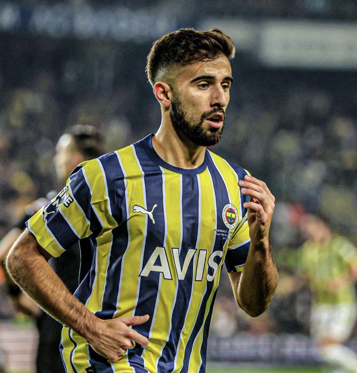Fenerli_Gaucho's tweet photo. Diego Rossi ve "cancel culture"  üzerine (flood)⤵️

Rossi ligde sadece 492 dakikada 3 gol 4 asist yapmış. Dakikalarının toplamı 6 maç bile yapmıyor ama 7 gol katkısı var.
Peki 90 dakika başına 1.3 gol/asist sayılarına ulaşmış biri taraftarı tarafından eleştirilmeyi hakkediyor mu? https://t.co/eY1Ci61VOm