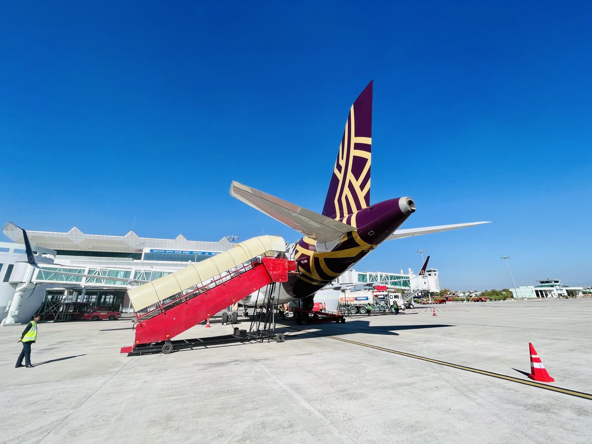 tweetpratikm's tweet photo. And finally the last stop of the day!!! Go home leg now!!! Tankering to Mumbai with 9.2tons of fuel and a flying time of 1hr and 15mins… #vistata #lifeontheramp #airbus #a320Neo #lastfewflightsof2022 https://t.co/uiTsfIoCb7