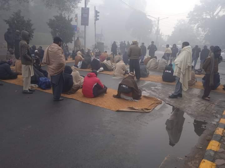 HumairaYasmee's tweet photo. پنجاب کے اسسٹنٹ ایجوکیشن آفیسرز و اساتذہ کو مستقلی کے لیے ایک بار پھر سڑکوں پر نکلنا پڑا.
ارباب اختیار کچھ ہوش کریں. یہ محکمہ تعلیم کے لوگ ہیں. انہیں سیاسی حریفوں کی طرح نا ڈیل کریں. 
#RegularizeSSEsAEOs #27DecTeacherProtest

@ChParvezElahi
@ImranKhanPTI
@mooniselahi https://t.co/1wN86s1R4a