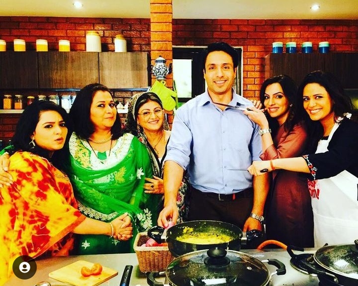 SA___2808's tweet photo. u guys shd really check #pyarkohojaanedo hashtag on insta u will find manyy cutee pics of #iqbalkhan 🥰🥰
3rd one is best😂🤩
#NaUmraKiSeemaHo https://t.co/Km6L49PP5N