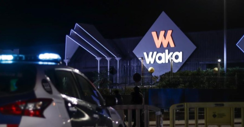 LaVanguardia's tweet photo. Una menor de 16 años denuncia una agresión sexual de la que se difundieron imágenes en la polémica discoteca Waka

🔹 La joven asegura no recordar nada después de haber pedido un refresco en la barra en esa fiesta, que era para menores.  La discoteca acumula más de 50 denuncias