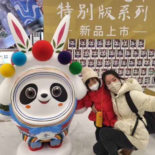 BeijingDiscover's tweet photo. Bing Dwen Dwen has returned! The special edition of the mascot for the Year of the Rabbit is now available at Wangfujing. 🐼🐼🐰
#Beijing2022 #LastDecadeInBeijing #DualOlympicCity #GreenBeijing #BeijingDevelopment (Photo: Beijing Daily) https://t.co/QLTAKnjmol