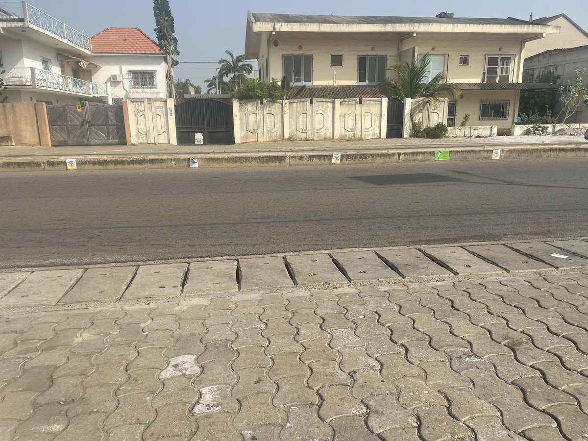 HidaAlassane's tweet photo. La période de campagne rime avec pollution au Bénin . 
Utilisez un peu la technologie chers candidats. C’est pas possible de salir autant nos villes. Caravanes, affiches… INNOVEZ!!! 

#legislatives #election #Benin #waxeho #pollution https://t.co/HuDCPOebIY