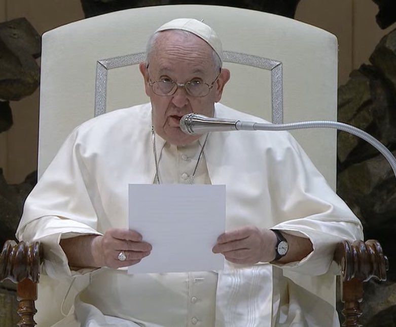 evaenlaradio's tweet photo. 🔴 Durante la #Audiencia el #Papa pide rezar especialmente por #BenedictoXVI: “Que en silencio sostiene la Iglesia. Está muy enfermo. Pidamos a Dios que lo consuele y lo sostenga en su testimonio de amor a la iglesia hasta el final". https://t.co/d2b4zFXR47