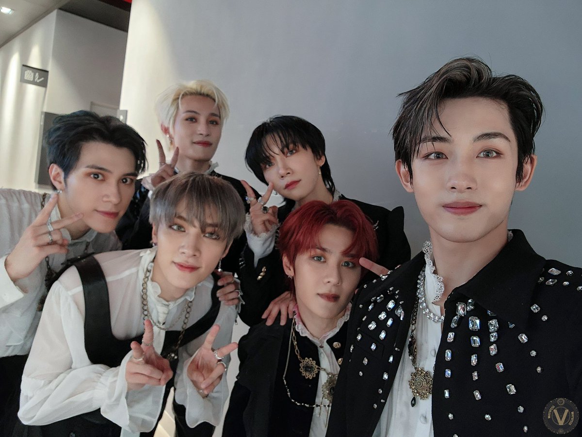 wayvfess's tweet image. Gak nyangka setelah hampir 2 tahun, aku, kamu, dan kita semua masih bertahan di sini dan kembali melihat wayv selfie comeback stage lagi. Terima kasih buat penantiannya wayzenni! 🫶