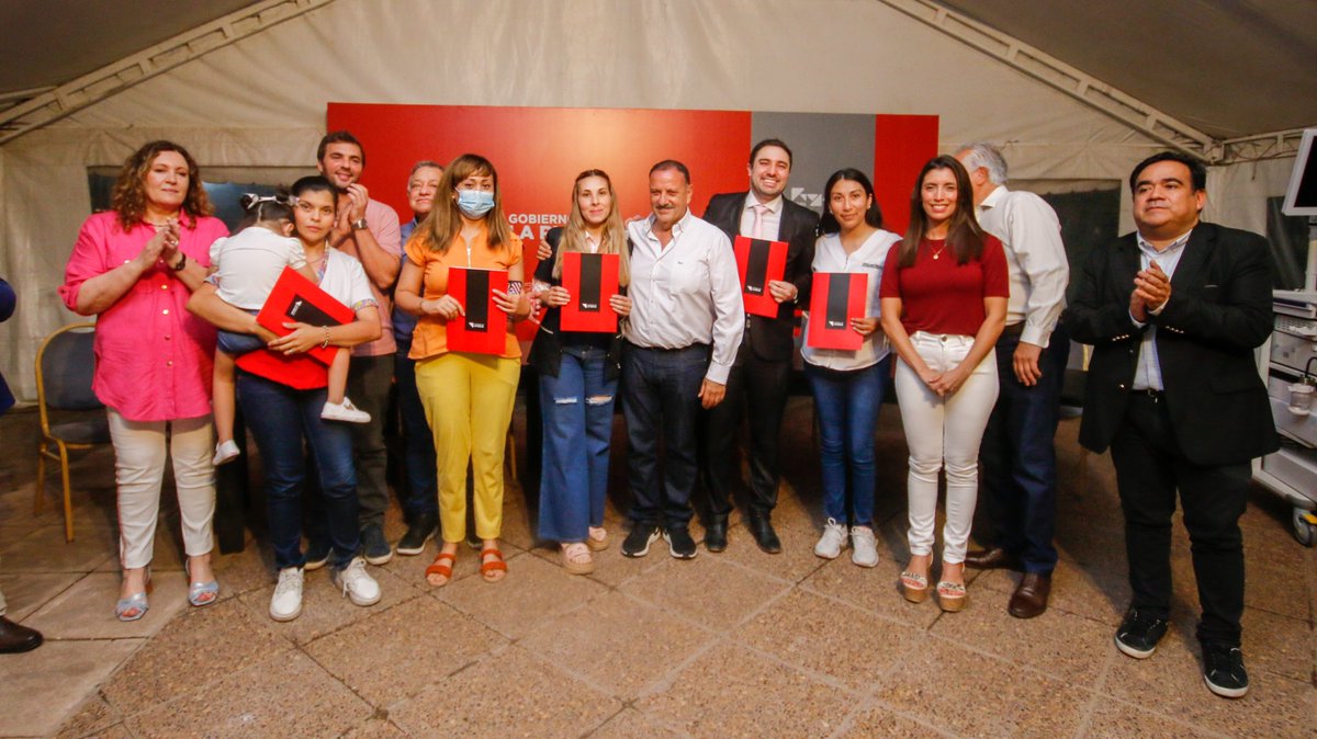 QuintelaRicardo's tweet photo. Seguimos honrando la labor de las y los trabajadores de la Salud, entregando designaciones en la Planta Transitoria a profesionales residentes con un incremento salarial. 
Además, entregamos ambulancias a Hospitales Distritales y equipamiento para el Hospital Vera Barros. https://t.co/UM7uKjhAuX