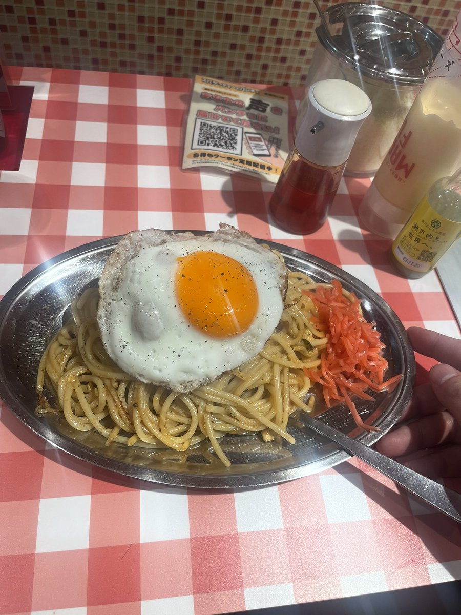 Bz_Ugo's tweet photo. せっかく美容院行って髪の毛セットまでして貰ったのでお洒落なものでも食べようかと思���てパンチョにきました
スパゲッティなのに店内に男しかいませんけどなんでですか？ https://t.co/kwQ8pfrMYc