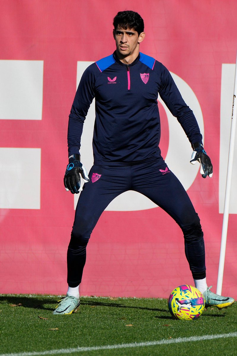 SevillaFC's tweet photo. 📸 🧤 🤩 https://t.co/SPQ4ntgcHS