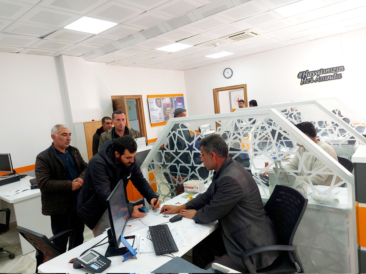 IlcePervari's tweet photo. Pervari ilçe Nüfus Müdürlüğü Personelleri olarak yıl sonu itibariyle yaşanan yoğunluktan dolayı öğle arası ve hafta sonları da vatandaşlarımıza hizmet vermeye devam ediyoruz.@AsiyeGurlek https://t.co/MQj3KLlHyg