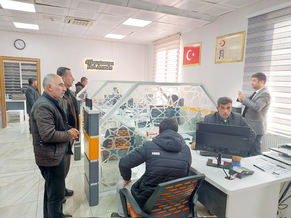 IlcePervari's tweet photo. Pervari ilçe Nüfus Müdürlüğü Personelleri olarak yıl sonu itibariyle yaşanan yoğunluktan dolayı öğle arası ve hafta sonları da vatandaşlarımıza hizmet vermeye devam ediyoruz.@AsiyeGurlek https://t.co/MQj3KLlHyg