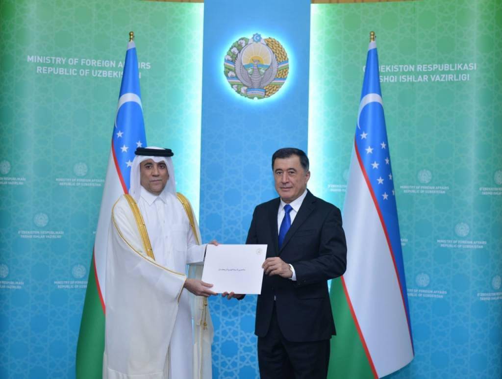 QatariEvents's tweet photo. 🇺🇿🇶🇦| وزير الخارجية بجمهورية #أوزبكستان يتسلم نسخة من أوراق اعتماد سعادة السيد حسن بن حمزة هاشم سفيرًا فوق العادة مفوضًا لدولة قطر لدى جمهورية أوزبكستان https://t.co/HOIHDfW7w6